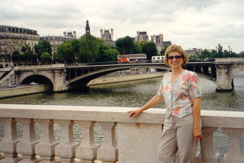 Photo of Lynda Plymate in Paris, summer 1998