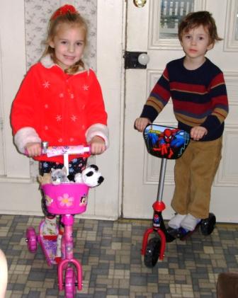 Photo of Sophia Lane Morton with her cousin Alex, Christmas 2006